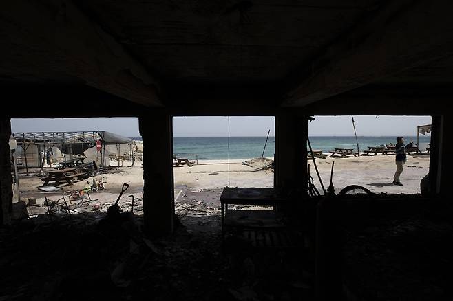 4월12일 오전 화재로 전소된 강원도 강릉시 안현동의 한 카페. 주변 상점의 관계자가 피해 상황을 사진에 담고 있다. ⓒ시사IN 이명익