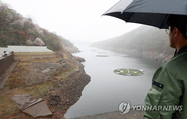 비 내리는 동복댐 (화순=연합뉴스) 천정인 기자 = 긴 가뭄 끝에 봄비가 내린 5일 전남 화순군 이서면 동복댐에 비가 내리고 있다. 광주 주요 식수원인 동복댐은 오랜 가뭄으로 이날 0시 기준 18.2%의 저수율을 기록하고 있다. 2023.4.5 iny@yna.co.kr