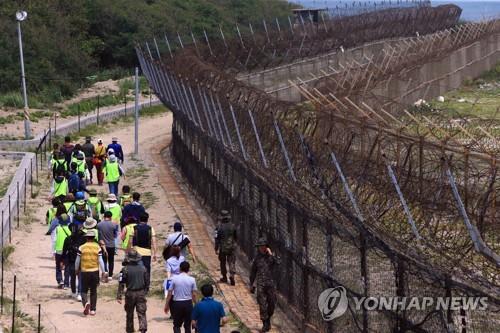 고성 DMZ 평화의 길 걷는 탐방객 [연합뉴스 자료사진]