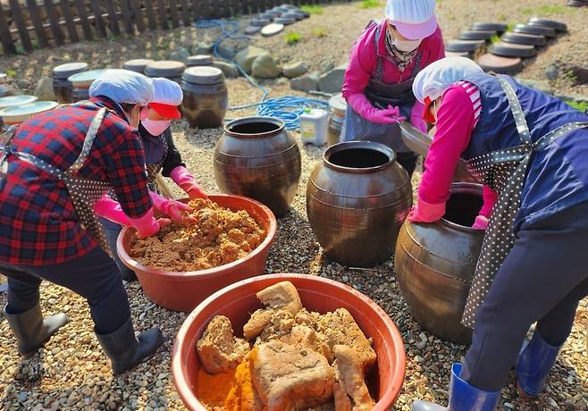 된장 담그는 속리산숲체험휴양마을 [보은군 제공. 재판매 및 DB금지]