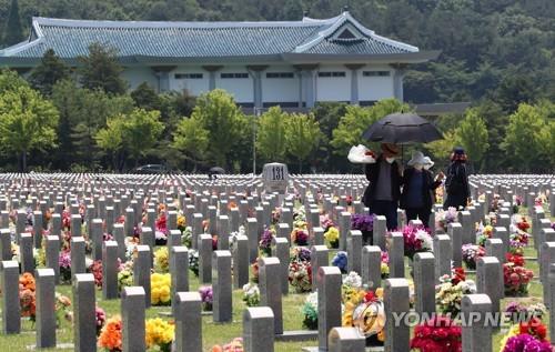 국립대전현충원 참배객 [연합뉴스 자료사진]