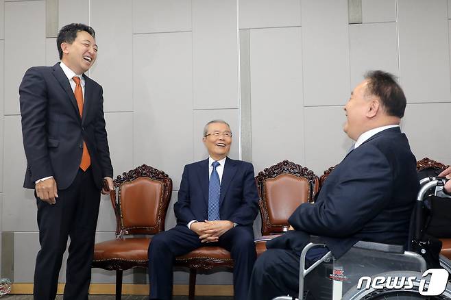 김종인 전 국민의힘 비상대책위원장(가운데)과, 이상민 더불어민주당의원(오른쪽), 금태섭 전 민주당 의원이 18일 오후 서울 여의도 국회에서 열린 '다른 미래를 위한 성찰과 모색 포럼'에서 대화를 나누고 있다. 이날 토론은 '한국 정치, 문제와 제언'을 주제로 진행됐다. ⓒ News1 황기선 기자