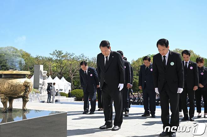 윤석열 대통령이 19일 서울 강북구 국립4‧19민주묘지에서 열린 제63회 4‧19혁명 기념식에서 헌화 및 분향 후 묵념하고 있다. (대통령실 제공) 2023.4.18/뉴스1 ⓒ News1 오대일 기자