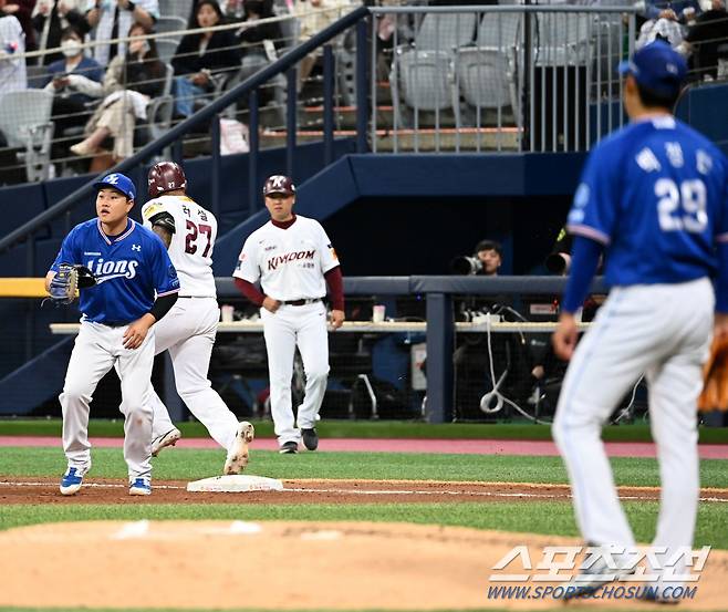 2023 KBO리그 삼성 라이온즈와 키움 히어로즈의 경기가 18일 고척스카이돔에서 열렸다. 삼성 백정현이 8회말 1사 키움 러셀에 내야안타를 내주고 있다. 고척=허상욱 기자wook@sportschosun.com/2023.04.18/