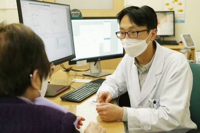 정희원 서울아산병원 노년내과 교수가 노쇠가 진행된 환자를 진료하고 있다.[사진제공=서울아산병원]