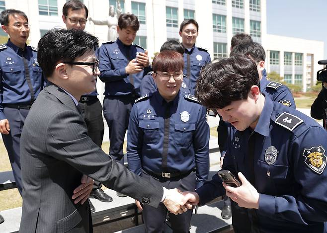 한동훈 장관이 19일 교정공무원들을 대상으로 강연하고 이들과 악수하고 있다. /법무부