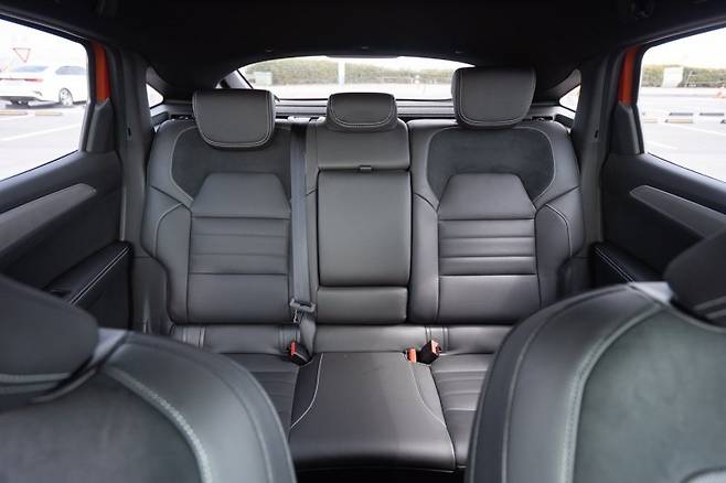 쿠페 스타일인 만큼 후면 시야가 좁다. 뒷 좌석은 앞으로 접을 수 있다. 출처=IT동아