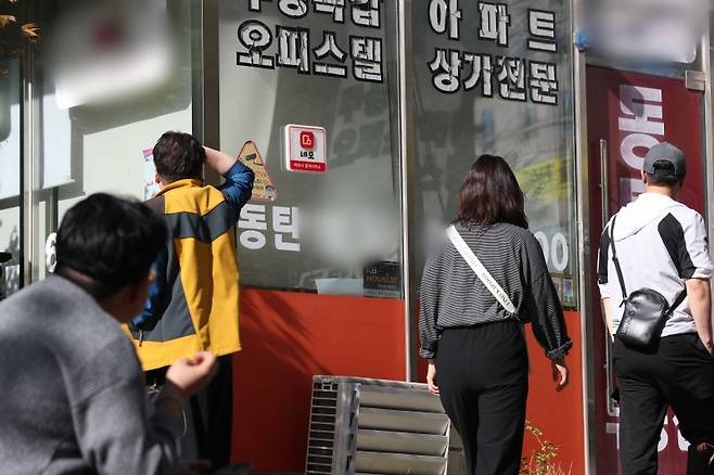 경기 화성시 동탄신도시에서 대규모 전세 사기 의심 신고가 접수돼 경찰이 수사에 나섰다.



동탄신도시와 인근 병점·수원 등에 오피스텔 250여채를 보유한 부부가 파산해 전세금을 돌려받지 못할 처지에 놓였다는 신고다.



경기 화성동탄경찰서는 최근 동탄신도시 주민 다수로부터 이러한 신고를 접수해 수사에 착수했다고 19일 밝혔다.



사진은 이날 오후 전세사기 피해자들이 신고한 공인중개사무소의 모습. 2023.4.19/뉴스1