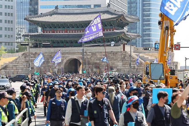 세종대로에서 행진하는 금속노조 (서울=연합뉴스) 신현우 기자 = 전국금속노동조합 조합원들이 19일 오후 서울 용산구 한강대로에서 출발해 숭례문 방향으로 행진하며 노동시간 개편, 직무성과급 임금제 도입 등 정부 노동정책을 규탄하고 있다. 2023.4.19 nowwego@yna.co.kr (끝)