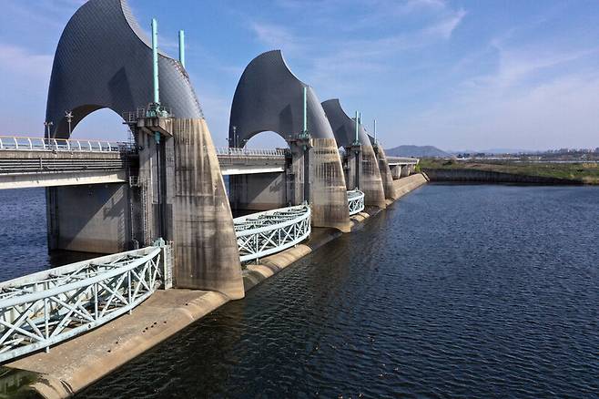 3일 정부가 극심한 가뭄에 대처하기 위해 4대강 보를 적극 활용하겠다고 밝혔다. 한강·낙동강·금강·영산강 등 4대강 본류 16개 보를 물그릇으로 최대한 활용한다는 내용을 담았다. 하지만 가뭄 피해는 4대강 본류가 아니라 지류 쪽에서 심한 만큼, 보에 가둔 물을 가뭄 해소에 활용할 여지는 적다. 사진은 영산강 승촌보. 연합뉴스