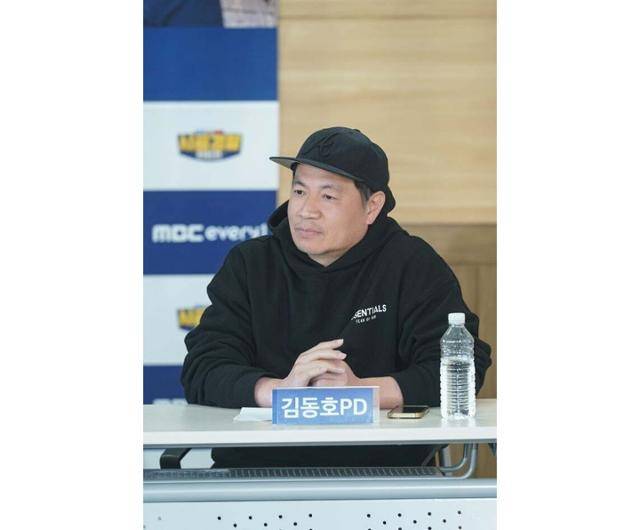 19일 MBC에브리원 '시골경찰 리턴즈' 온라인 제작발표회가 진행됐다. 김용만 김성주 안정환 정형돈과 김동호 PD가 참석했다. '시골경찰 리턴즈'는 시골 주민들의 안전을 책임지기 위한 새 멤버들의 청정 무해한 시골경찰 라이프를 담은 리얼 버라이어티 예능이다. MBC에브리원 제공