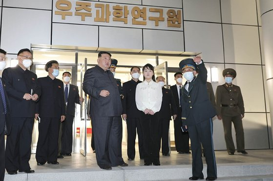 노동신문은 19일 김정은 국무위원장이 전날 국가우주개발국을 현지지도했다고 보도했다. 김정은은 "4월 현재 제작완성된 군사정찰위성 1호기를 계획된 시일 안에 발사할 수 있도록 비상설위성발사준비위원회를 구성하고 최종 준비를 다그쳐 끝낼 것″을 주문다고 신문은 전했다. 노동신문 뉴스1