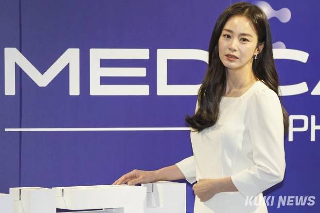 배우 김태희가 19일 오전 서울 강남구 바디프랜드 본사에서 열린 '바디프랜드 메디컬 팬텀 론칭쇼'에 참석해 포즈를 취하고 있다.