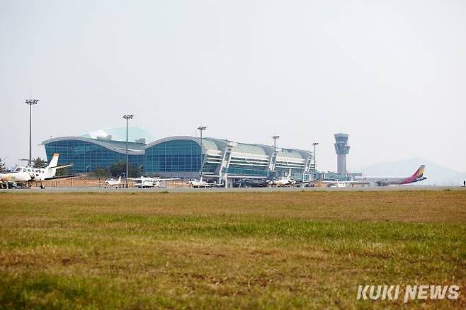 전남도가 2025년 호남고속철도 2단계 개통에 맞춰 무안국제공항을 충청 이남의 모든 국민이 자유롭게 이용할 수 있는 명실상부한 서남권 대표 관문공항으로 활성화시킨다는 계획이다. 사진=전남도