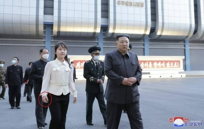 김정은 북한 국무위원장이 지난 18일 딸 김주애와 국가우주개발국을 찾아 현지지도했다. 김 위원장을 뒤로 김주애가 ‘성냥갑’으로 추정되는 물건을 들고 있다. [사진 = 조선중앙통신]