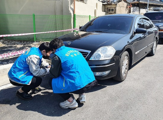 안동시가  자동차세 체납차량에 대해 번호판을 영치하고 있다(안동시 제공)