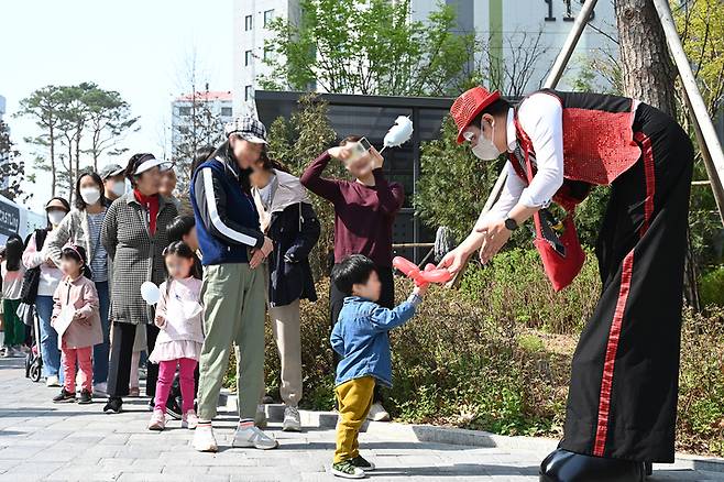 송파시그니처롯데캐슬 단지에서 롯데캐슬 입주민들이 봄맞이 단지의 날 행사에 참여하고 있다.(사진 제공=롯데건설) *재판매 및 DB 금지