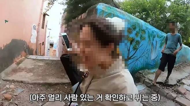 인도의 한 거리에서 영상을 촬영하던 한국인 여성이 현지인 남성에게 성추행당했다. (캡처=유튜브) *재판매 및 DB 금지