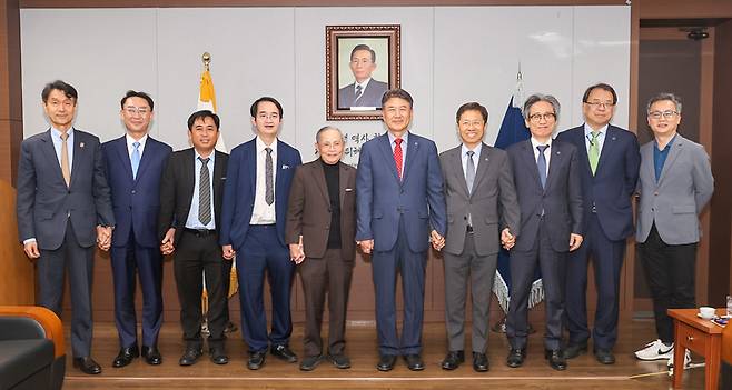 영남대학교와 베트남 주이떤대학교가 현지 새마을경제개발학과 설립 등 교류 협력에 나섰다(왼쪽에서 네 번째부터 레응우엔바오 총장, 레꽁꺼 이사장, 최외출 총장) *재판매 및 DB 금지