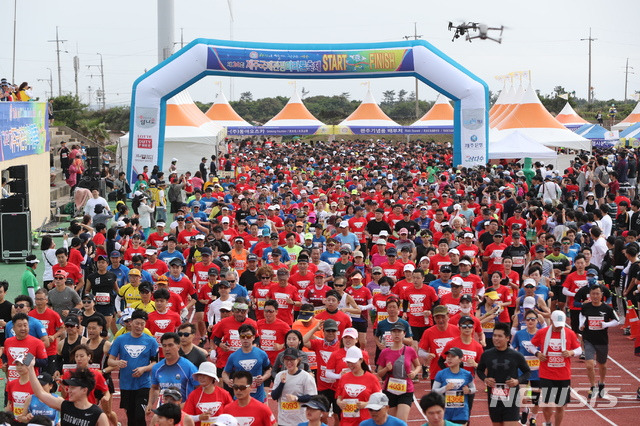 [제주=뉴시스] 제주국제관광마라톤 축제 모습. (사진=제주도관광협회 제공)