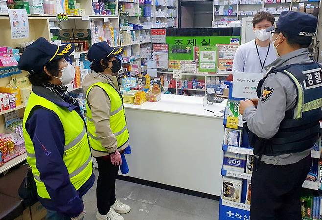 [광주=뉴시스] 변재훈 기자 = 광주 광산경찰서 우산지구대는 19일 오전 아동안전지킴이집을 찾아 범죄 예방 홍보 활동을 펼쳤다. (사진=광주 광산경찰 제공) 2023.04.19. photo@newsis.com *재판매 및 DB 금지