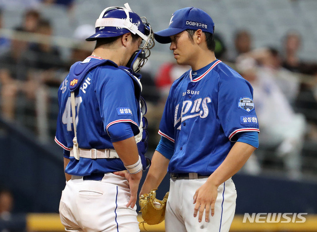 【서울=뉴시스】이영환 기자 = 5일 오후 서울 구로구 고척스카이돔에서 열린 2019 KBO리그 키움 히어로즈 대 삼성 라이온즈의 경기, 7회말 삼성 포수 강민호가 마운드에 올라 선발 백정현과 이야기를 나누고 있다. 2019.09.05. 20hwan@newsis.com