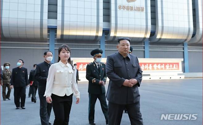 [서울=뉴시스] 북한 김정은 국무위원장이 지난 18일 국가우주개발국을 현지지도했다고 노동신문이 19일 보도했다. (사진=노동신문 캡처) 2023.04.19