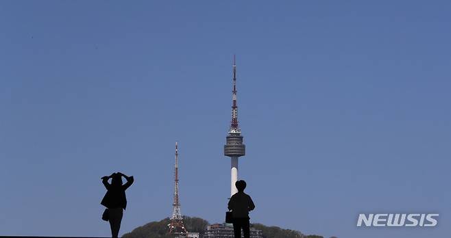 [서울=뉴시스] 김근수 기자 = 19일 서울 용산구 국립중앙박물관에서 바라본 하늘이 푸르게 보이고 있다. 2023.04.19. ks@newsis.com