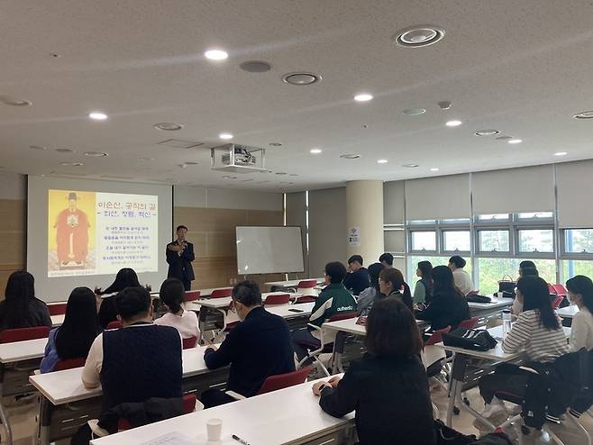 [창원=뉴시스] 강경국 기자 = 경남 창원시 9급 공무원을 대상으로 하는 이순신 리더십 아카데미가 19일 이순신 리더십 국제센터에서 진행되고 있다. (사진=창원시청 제공). 2023.04.19. photo@newsis.com *재판매 및 DB 금지