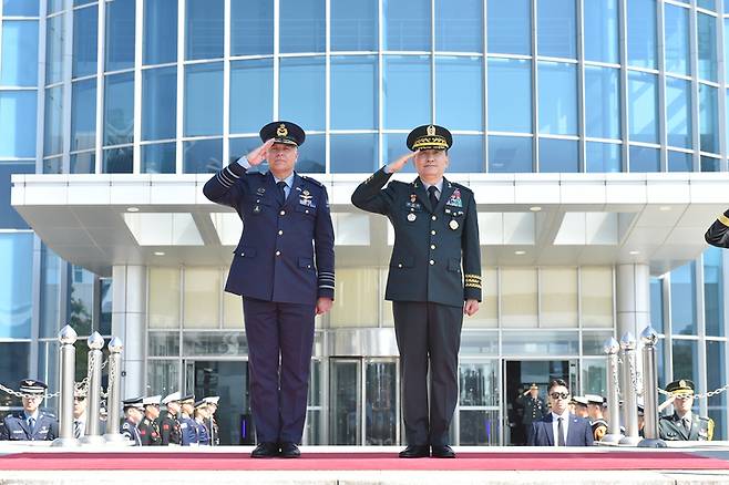 [서울=뉴시스] 김승겸 합참의장(오른쪽)과 오노 에이헬스헤임 네덜란드 국방총장(오른쪽)이 19일 국방부에서 의장행사를 하고 있다. 이후 접견에서 한반도를 비롯한 인도·태평양 지역과 유럽의 안보정세를 평가하고, 한국과 네덜란드의 군사협력 증진 방안에 대해 논의했다. (사진=합참) 2023.04.19. photo@newsis.com  *재판매 및 DB 금지