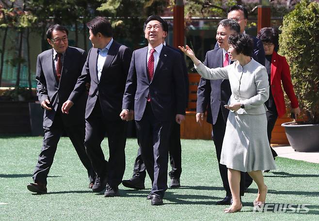 [서울=뉴시스] 추상철 기자 = 김기현 국민의힘 당 대표가 19일 오후 서울 강북구 한빛맹학교를 방문해 시설을 둘러보고 있다. 2023.04.19. scchoo@newsis.com