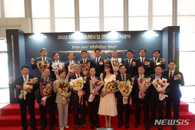 [전주=뉴시스]윤난슬 기자 = 농협손해보험 전북총국은 19일 서울 더케이호텔에서 열린 '2022 NH 농협손해보험 연도대상 사무소 부문 시상식'에서 전북 지역 농축협 12개 사무소가 수상했다고 밝혔다.(사진=전북농협 제공)