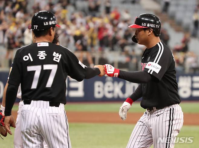 [서울=뉴시스] 조수정 기자 =  4일 오후 서울 구로구 고척스카이돔에서 열린 2023 신한은행 쏠 KBO리그 키움 히어로즈와 LG트윈스의 경기, 7회초 2사 1,3루 LG 문보경이 1타점 적시타를 날린 뒤 1루에서 이종범 코치와 주먹을 맞대고 있다. 2023.04.04.chocrystal@newsis.com