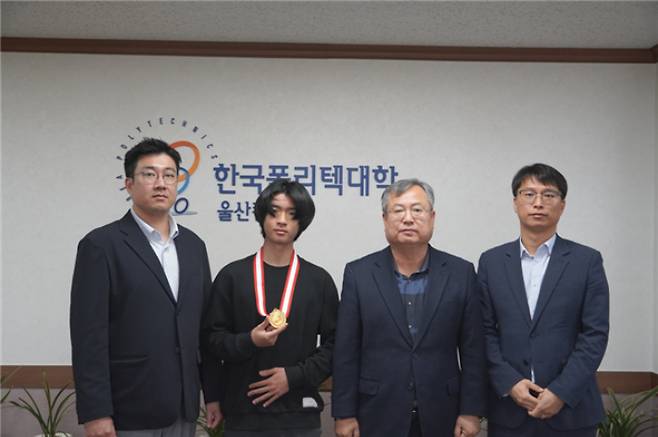 울산폴리텍 신소재응용과 1학년 김동휘씨가 2023년도 지방기능경기대회 주조 직종에 출전해 금메달을 수상했다. 사진 왼쪽부터 최한글 지도교수, 김동휘 학생, 윤성종 학장, 박영태 교학처장. 울산폴리텍대 제공