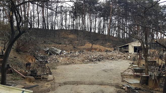 산불로 전소된 남경진 산불재난특수진화대원의 주택. 동부지방산림청 제공