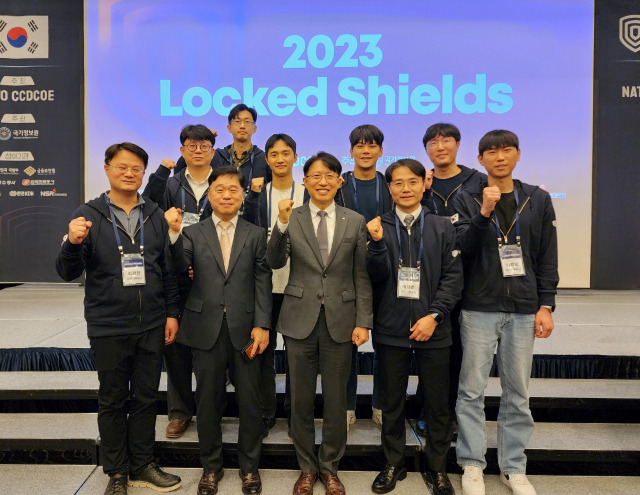 ▲한국전력공사 직원들이 'Locked Shields(락드쉴즈) 23' 훈련에서 선전을 다짐하는 모습ⓒ한국전력공사 제공