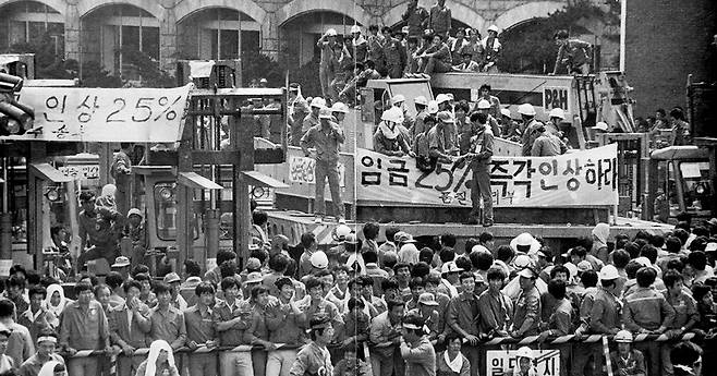1987년 울산 현대중공업 노동자들이 ‘임금인상’을 요구하고 있다.ⓒ민주노총 울산지역본부 제공