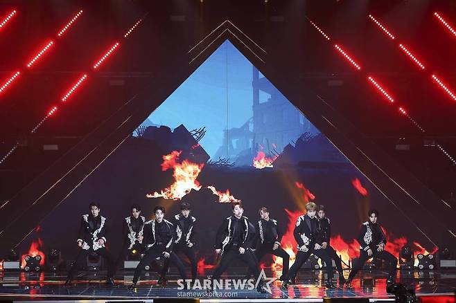 그룹 골든차일드가 2021 Asia Artist Awards(2021 아시아 아티스트 어워즈, 2021 AAA) 시상식에서멋진 무대를 선보이고 있다.  /사진=AAA 기자 star@