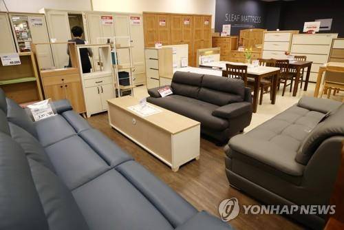 서울 한 대형마트의 가구 전시 부스 [연합뉴스 자료사진]