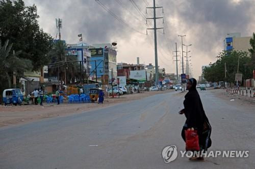 지난 16일 수단 수도 하르툼 거리 위로 연기가 피어오르고 있다 [AFP 연합뉴스 자료사진]