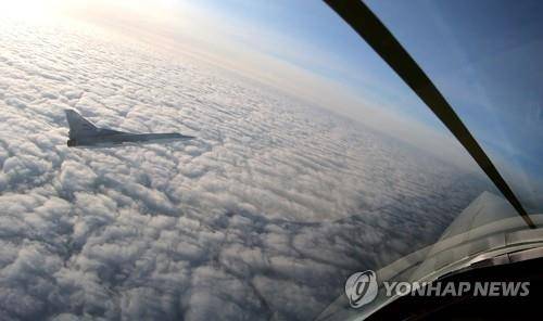 훈련 비행하는 러시아군 Tu-22M3 장거리 폭격기  (타스=연합뉴스) 19일(현지시간) 러시아군 투폴레프(Tu)-22M3 장거리 폭격기가 극동 태평양함대 비상 전투준비태세 점검 훈련의 일환으로 오호츠크해와 동해 북부 중립 수역에서 전투 훈련 비행을 하고 있다. 사진은 러시아 국방부 영상을 캡처한 것이다. 2023.4.19 photo@yna.co.kr