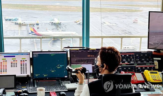 바쁘게 돌아가는 제주공항 관제탑 [연합뉴스 자료사진]