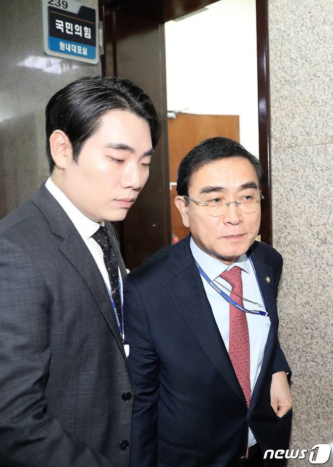 국민의힘 최고위원회의에 불참한 태영호 최고위원이 20일 오전 서울 여의도 국회 원내대표실에서 윤재옥 원내대표와 이야기를 마치고 나서고 있다.  2023.4.20/뉴스1 ⓒ News1 임세영 기자