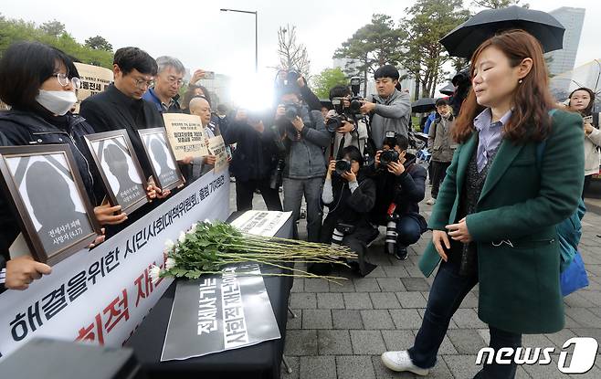 안상미 미추홀구 전세사기 피해대책위원장이 18일 서울 용산구 전쟁기념관 앞에서 가진 전세사기·깡통전세 문제 해결을 위한 시민사회대책위원회 출범 기자회견을 마친 뒤 전세사기 피해 사망자들을 추모하며 헌화하고 있다. 2023.4.18/뉴스1 ⓒ News1 이동해 기자