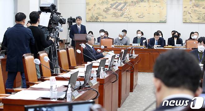 이주호 사회부총리 겸 교육부 장관이 14일 오전 서울 여의도 국회 교육위원회에서 열린 정순신 자녀 학교폭력 진상조사 및 학교폭력 대책 수립을 위한 청문회서 학교폭력 근절 종합대책을 발표하고 있다. 정순신 변호사는 건강상의 이유로 불출석 사유서를 제출했다. 2023.4.14/뉴스1 ⓒ News1 임세영 기자