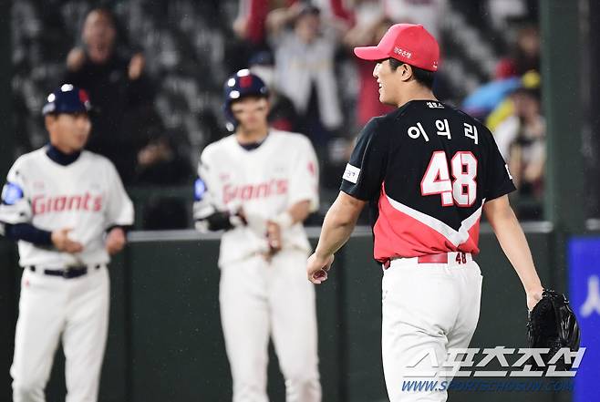 19일 부산 사직야구장에서 KBO리그 롯데와 KIA의 경기가 열렸다. 3회 무사 만루 위기를 무실점으로 넘긴 KIA 선발 이의리. 부산=송정헌 기자songs@sportschosun.com/2023.04.19/