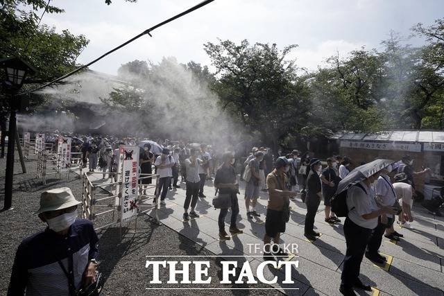2020년 8월 15일 일본 도쿄 야스쿠니 신사를 찾은 참배객들이 입장을 기다리고 있다. / AP=뉴시스