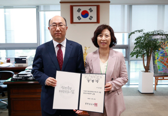 이경란 제2대 충남도서관장이 20일 김기영 충남행정부지사로부터 임명장을 받고 본격적인 업무에 들어갔다. 사진=충남도 제공