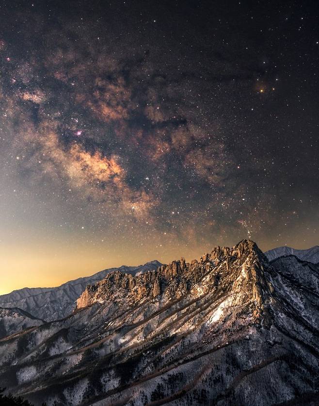 사진부문 지구와 우주(은상)-울산바위 설경과 은하수, 곽경언. 울산바위의 설경 위에 펼쳐진 은하수의 모습을 촬영한 작품.