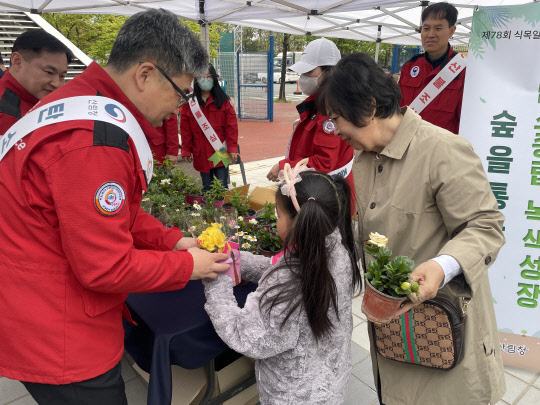 산림청은 오는 22일 대전 한밭수목원에서 지구의 날 53주년을 기념해 '내나무 갖기 캠페인'을 연다. 사진은 지난해 열린 캠페인 장면



산림청 제공